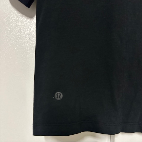Lululemon Crescent T-Shirt, Twist Front Tee in Black Size 4 - Picture 3 of 4